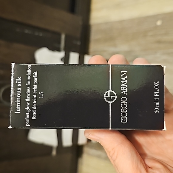 SOLD- Giorgio Armani Luminous Silk Foundation - Picture 2 of 2